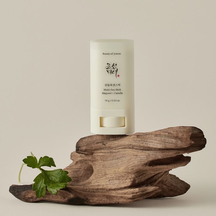 Matte Protector Solar Mugwort + Camelia SPF50+ - Clementinepure.ec