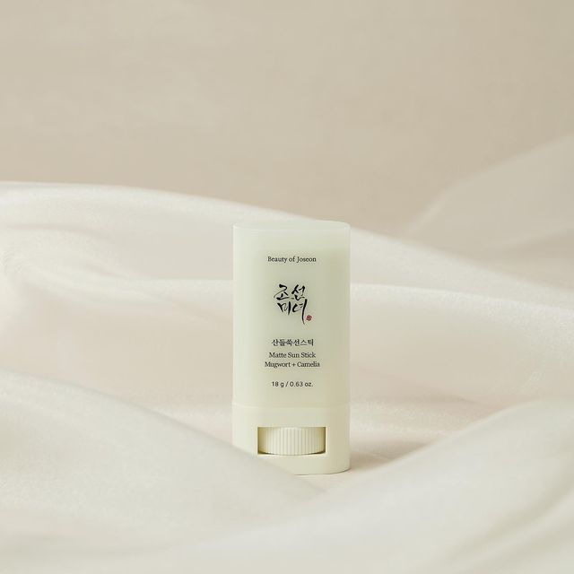 Matte Protector Solar Mugwort + Camelia SPF50+ - Clementinepure.ec