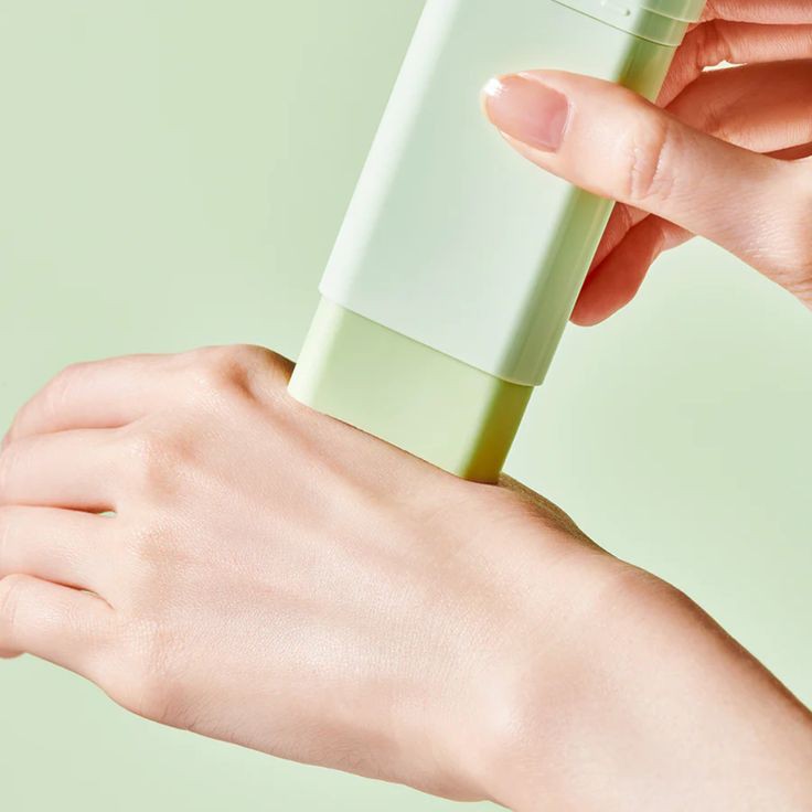 Cica calming sun serum SPF50+ PA++++ - Clementinepure.ec